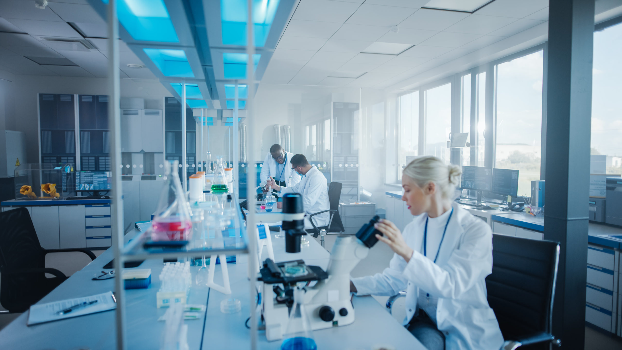 Modern,Medical,Research,Laboratory:,Team,Of,Scientists,Working,With,Pipette,